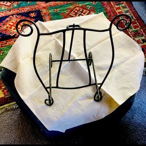 Book stand in curlicue distressed metal